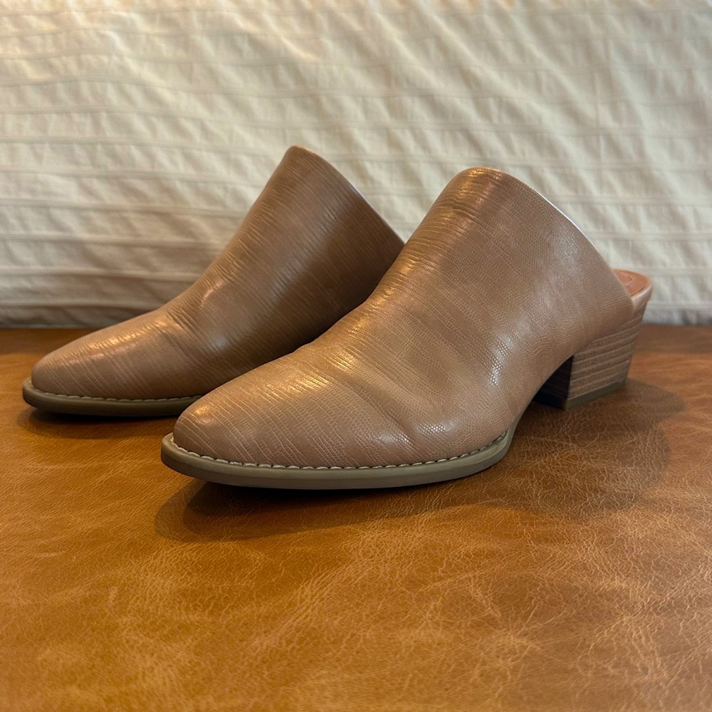 Universal thread mules with heel. Size 6